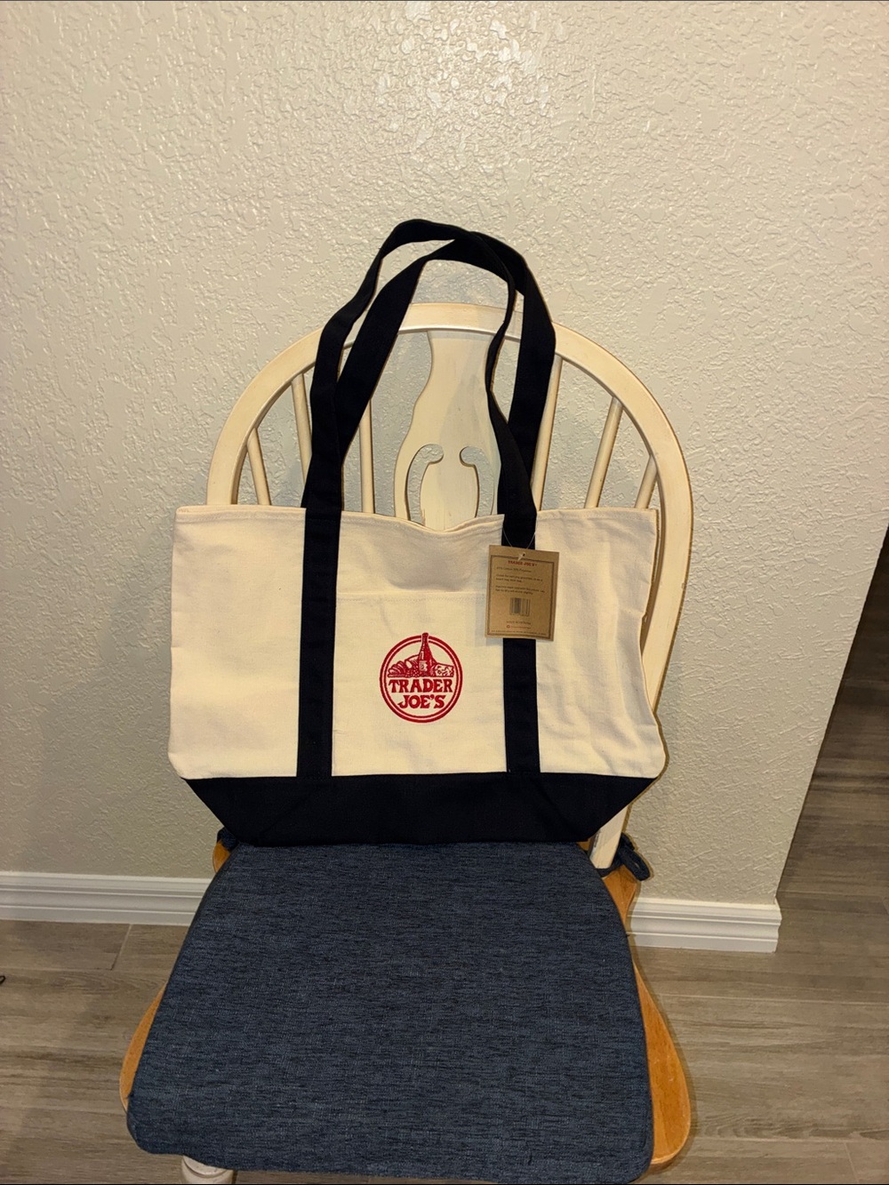 Trader Joe’s Canvas Tote Bag in Cream and navy nwt